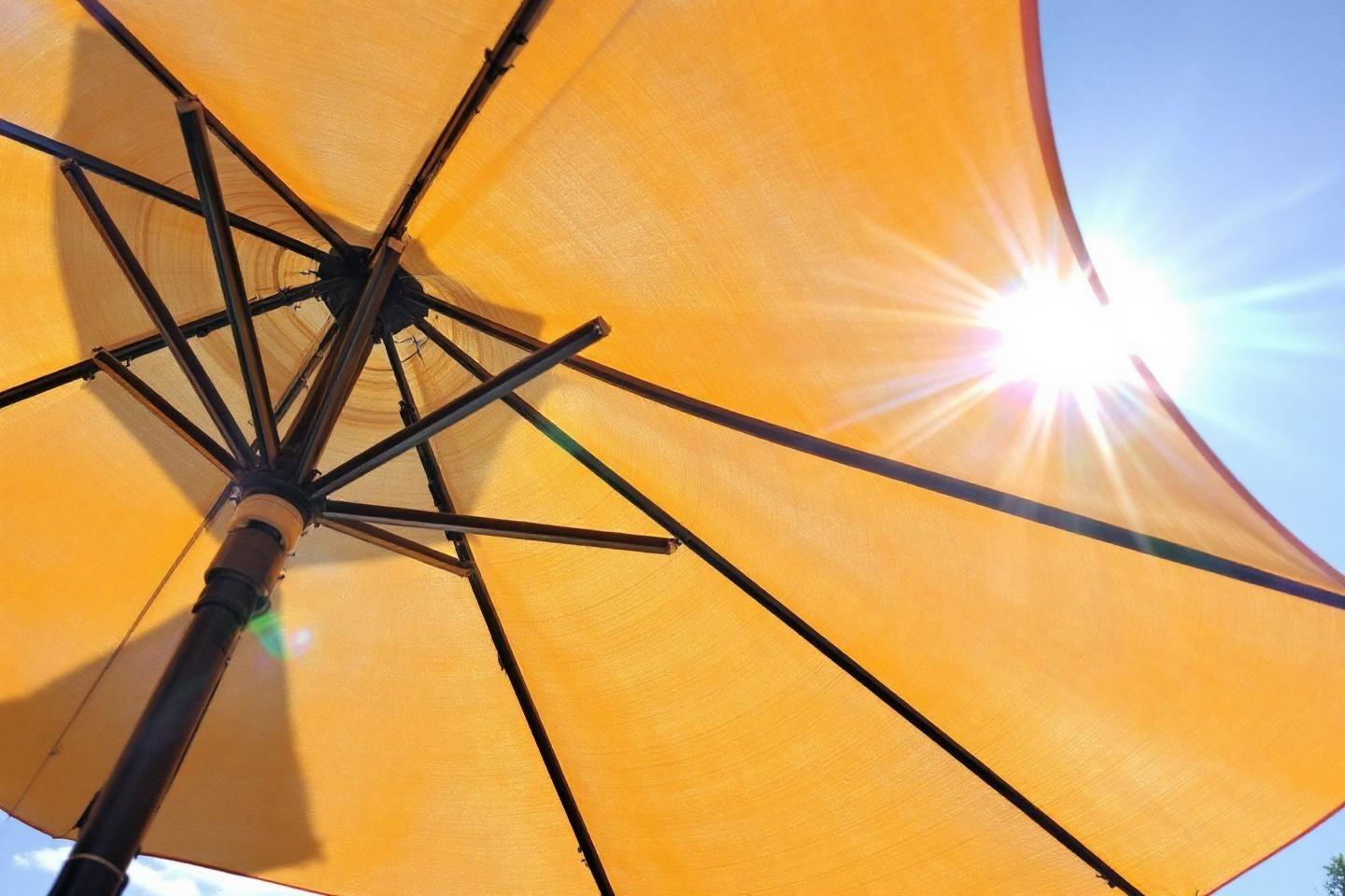 Vue intérieure d'un parasol jaune avec rayons de soleil