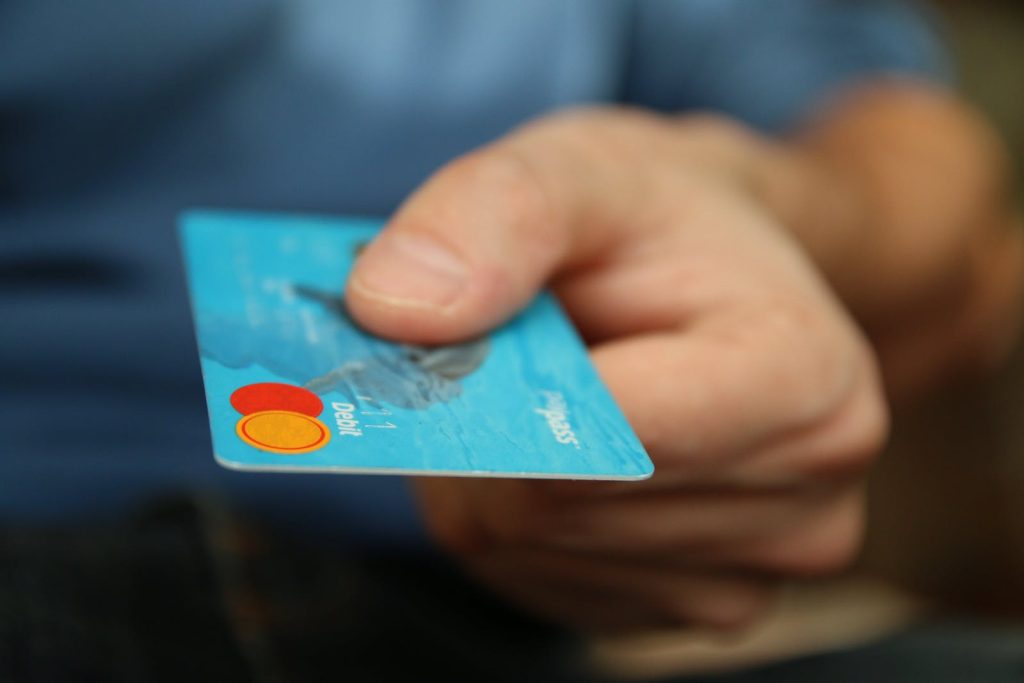 Personne détenant la carte de débit