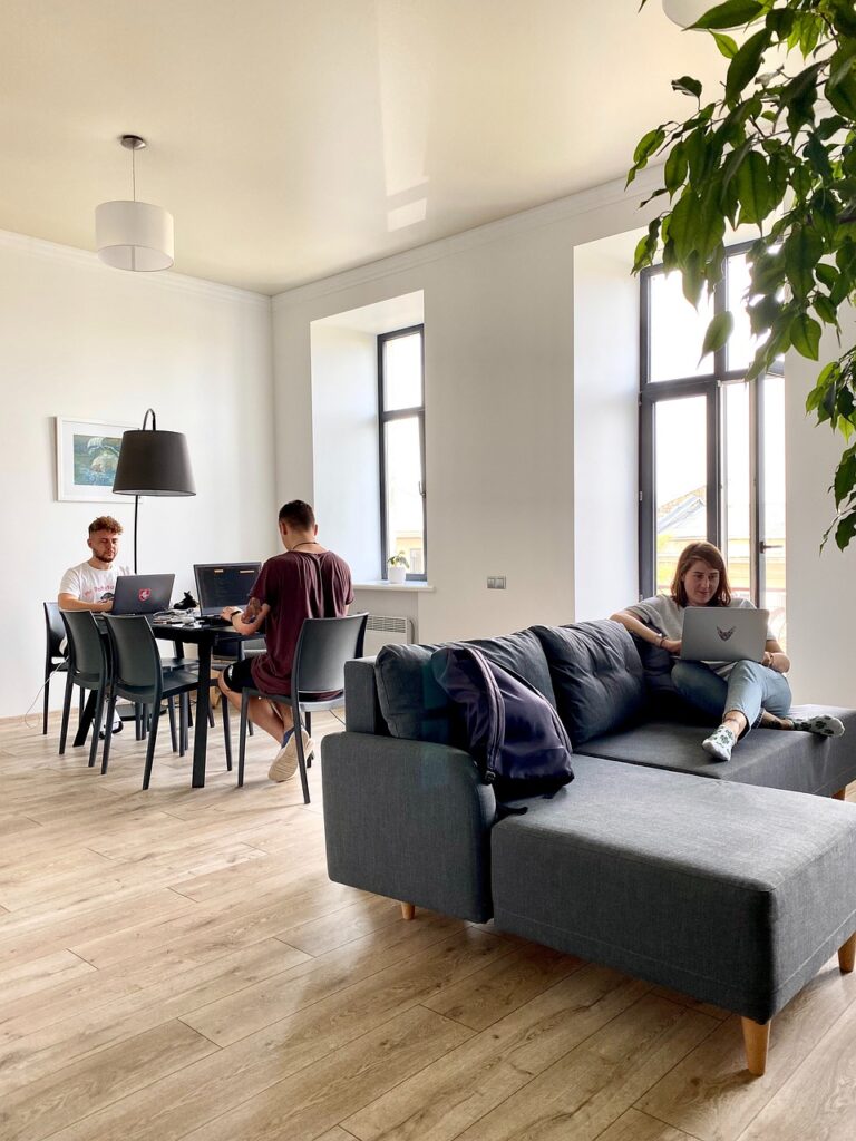 Le coworking aide à éviter la monotonie du travail à domicile