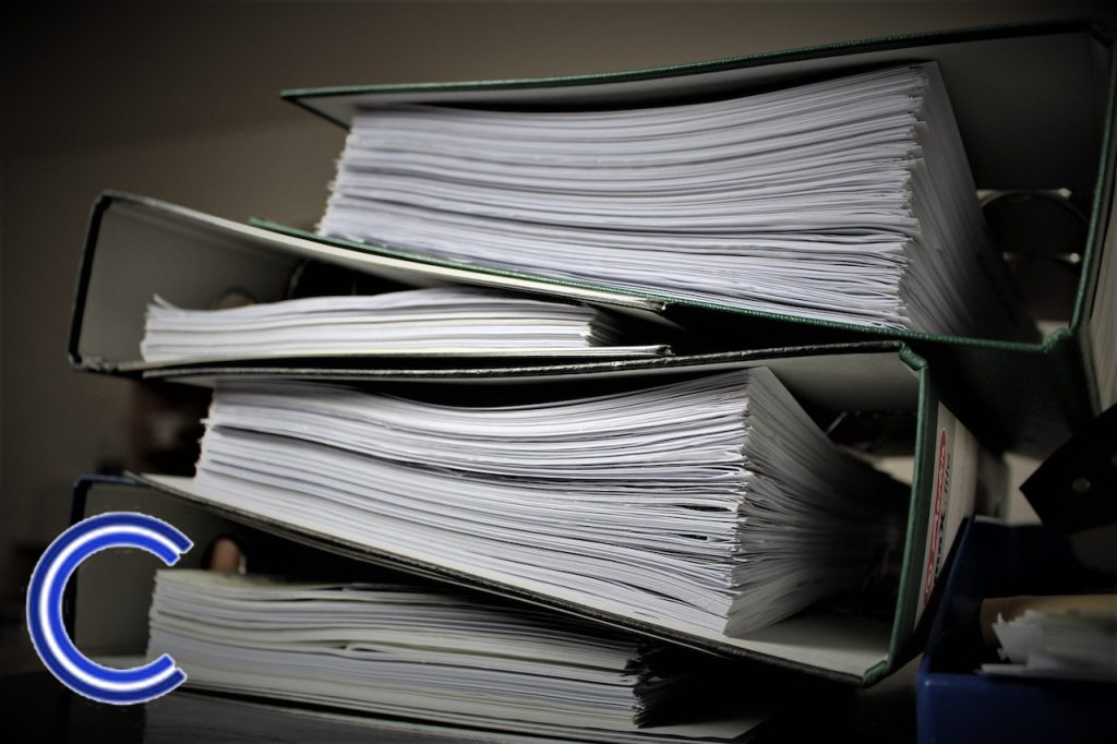 classeur rempli de feuilles pour montrer qu'il faut réduire l'impact environnemental