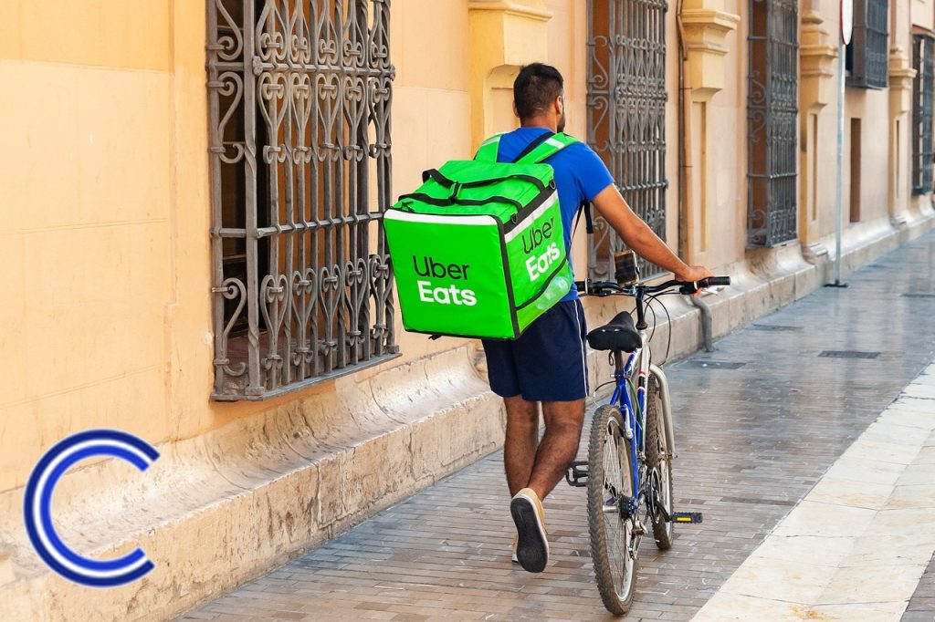 Sac Uber Eats sur le dos