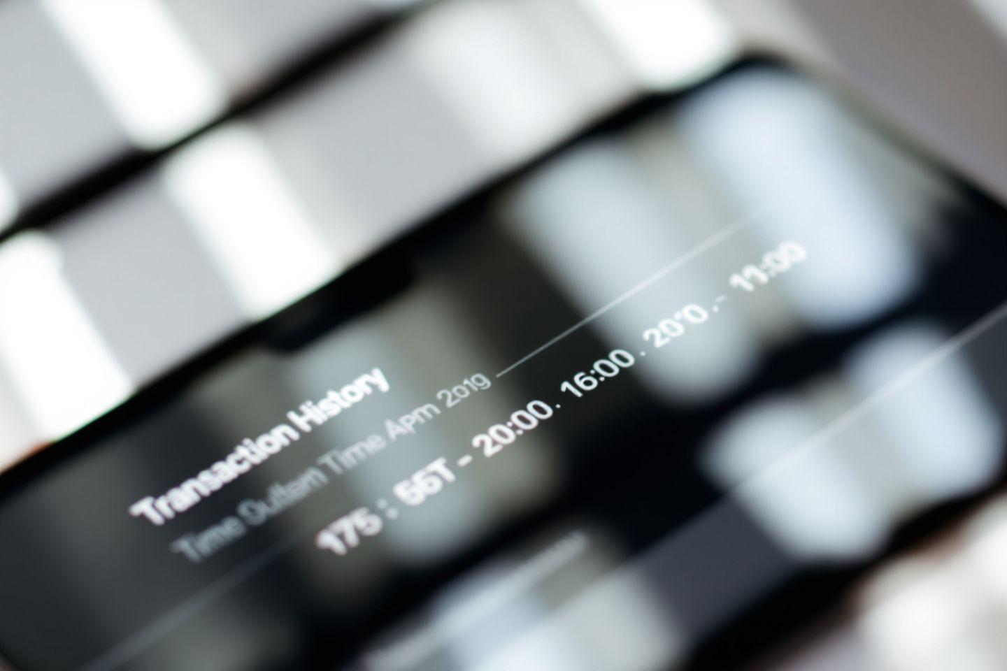 Écran flou montrant des détails de transaction et d'horaires