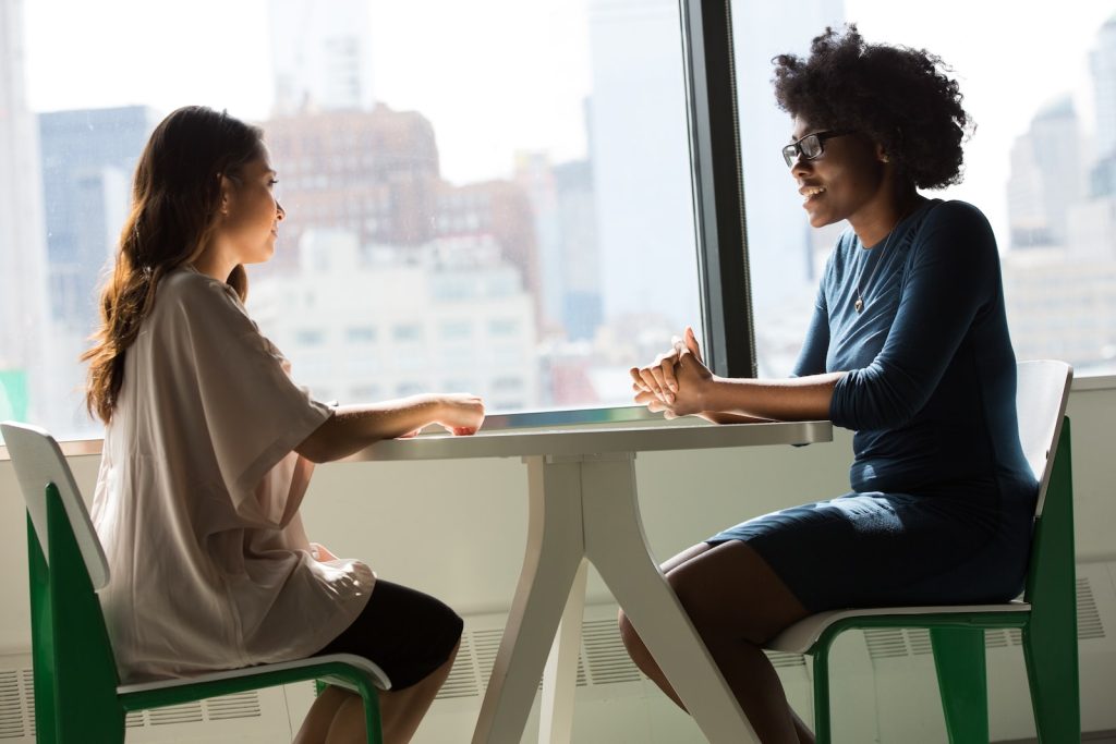 deux femmes en train de discuter