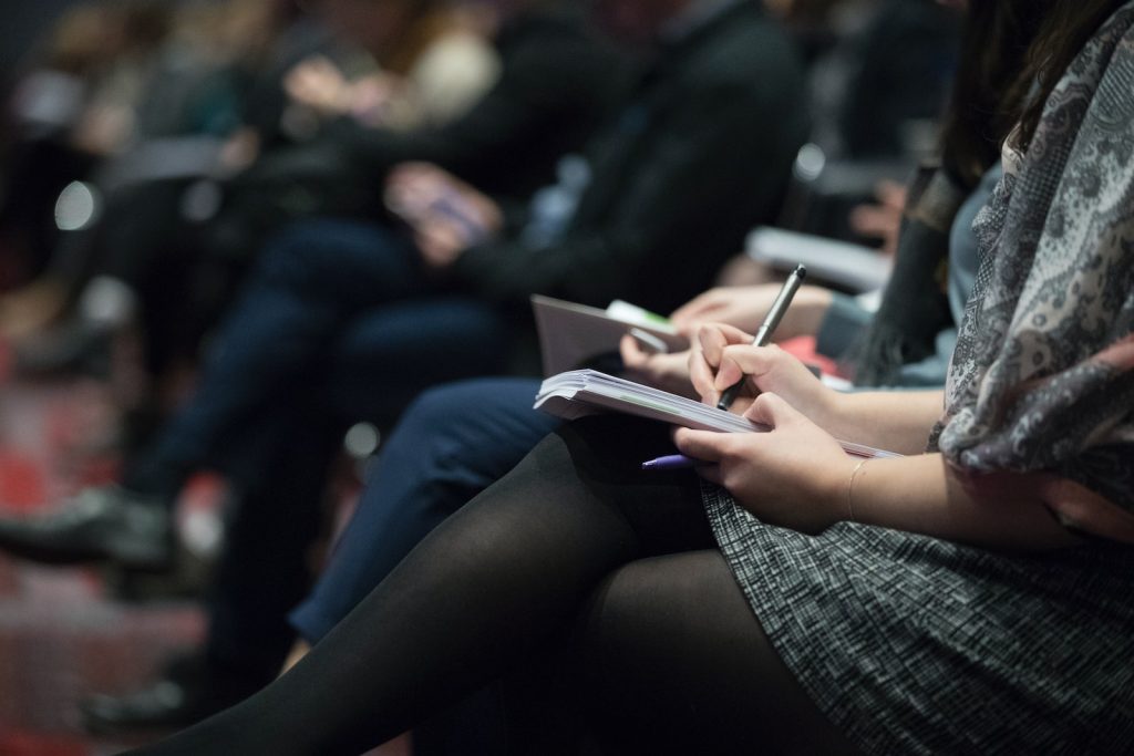 journaliste prenant des notes