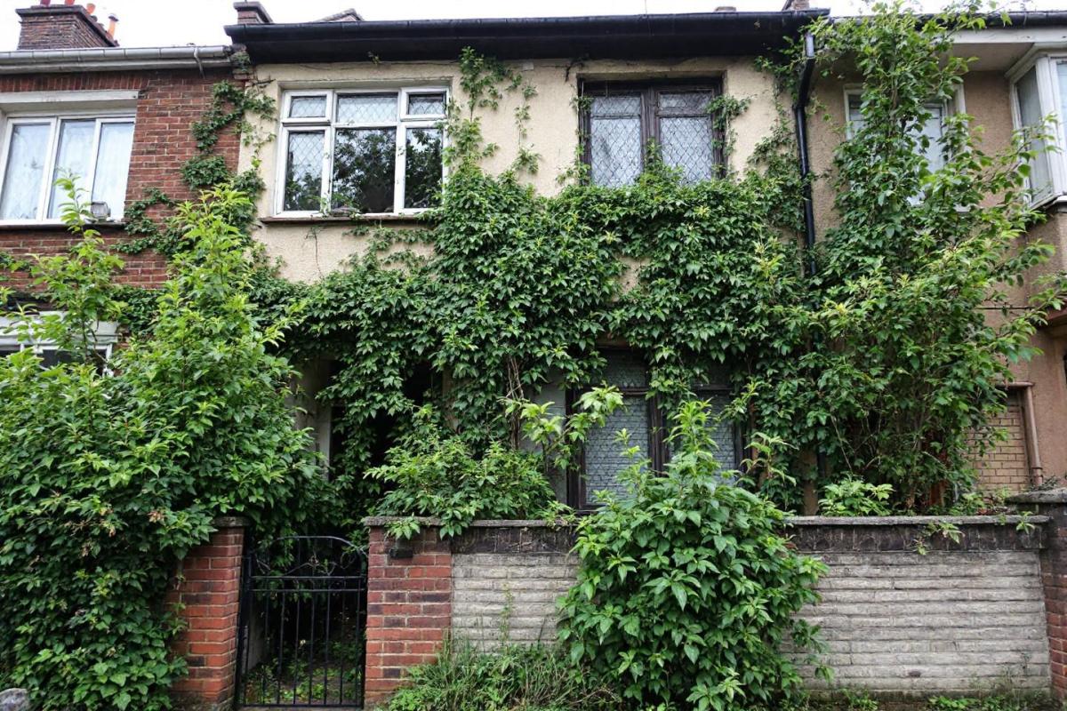 Maison mitoyenne invendable : comment se débarrasser de ce bien immobilier ?