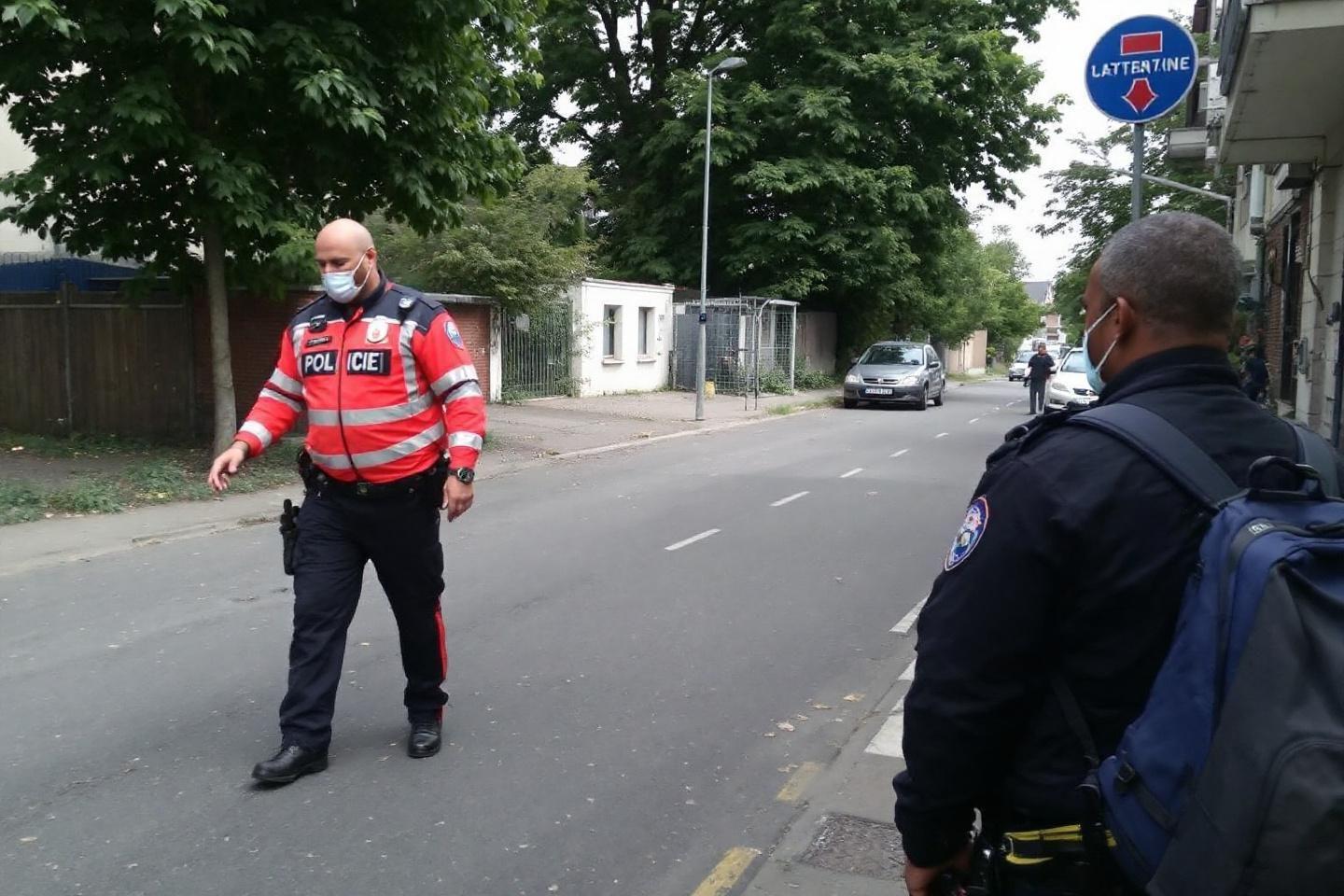 Deux policiers masqués sur une route urbaine