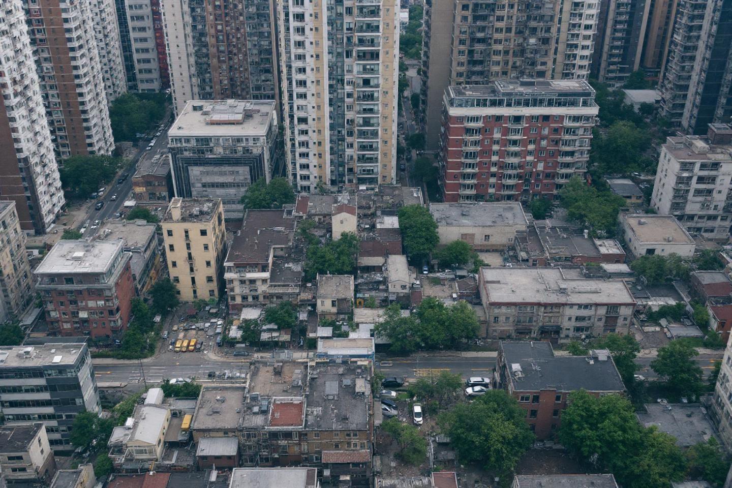 Vue aérienne de bâtiments serrés avec végétation intercalaire