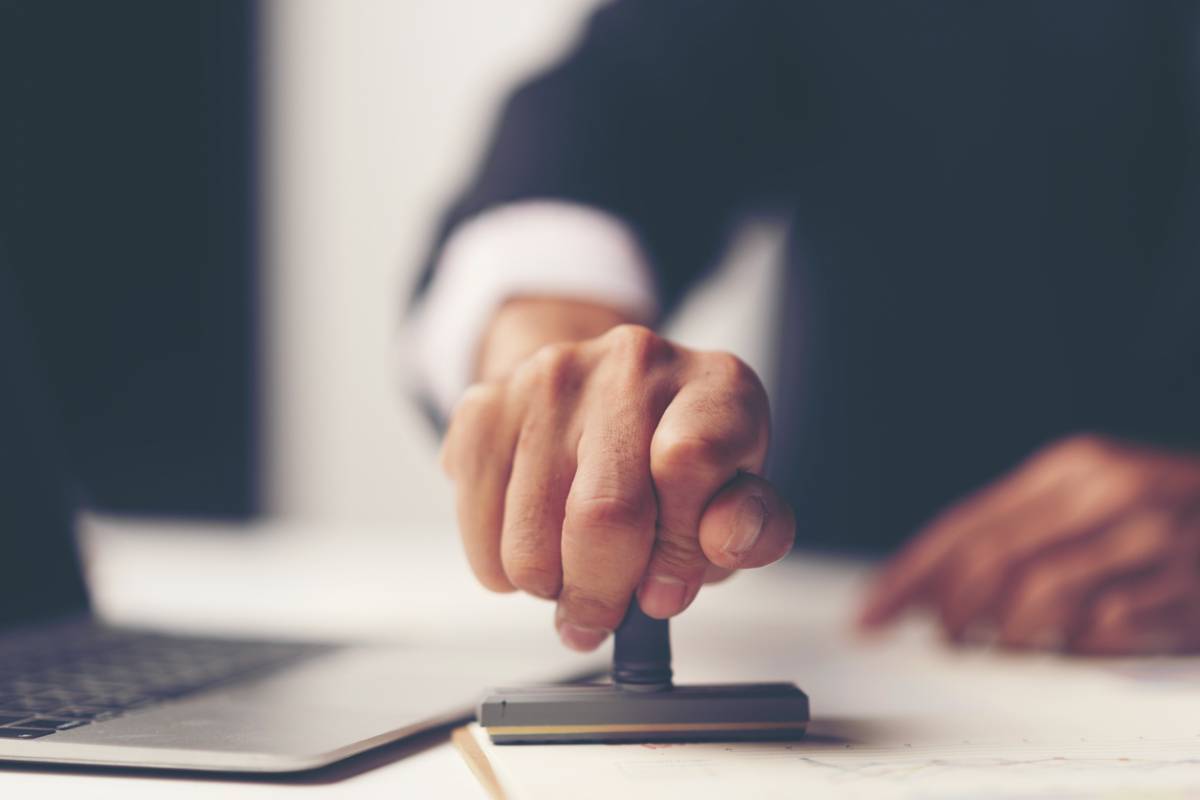 Quelles solutions pour officialiser les documents papier de votre entreprise ?
