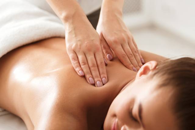 patient recevant des soins esthétiques