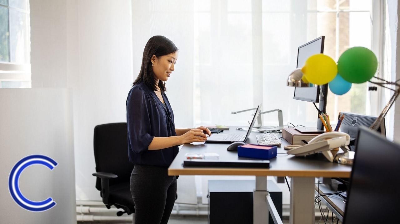 Les bienfaits de travailler debout au bureau