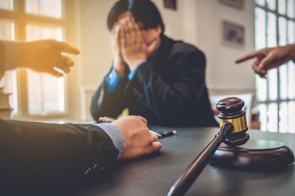 Un juge donne un marteau à un homme d'affaires dans une salle d'audience.