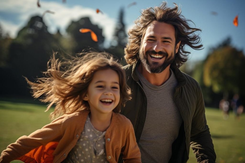 Un homme et sa fille courent dans un parc.